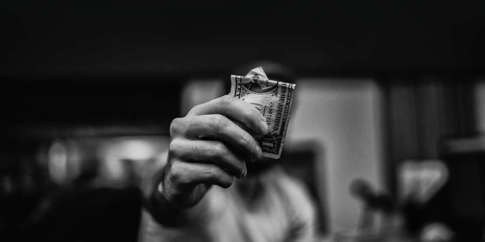 man-holding-up-money-can-you-make-money-blogging